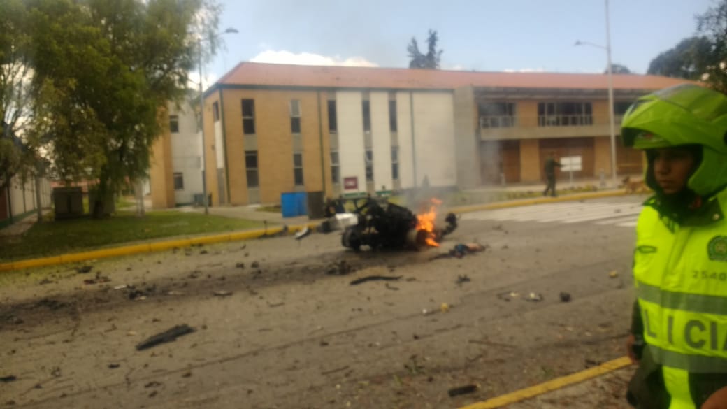 Explota carro bomba en escuela de cadetes de Bogotá