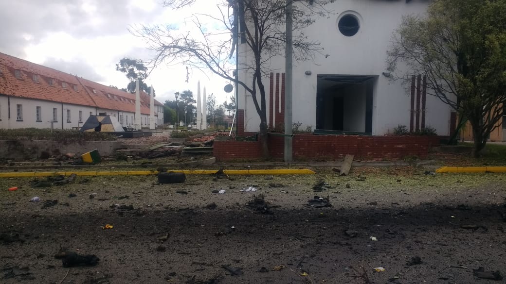 Explota carro bomba en escuela de cadetes de Bogotá