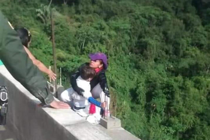 ¡Que tragedia! Mujer se lanza de un puente junto a su pequeño hijo, ambos mueren