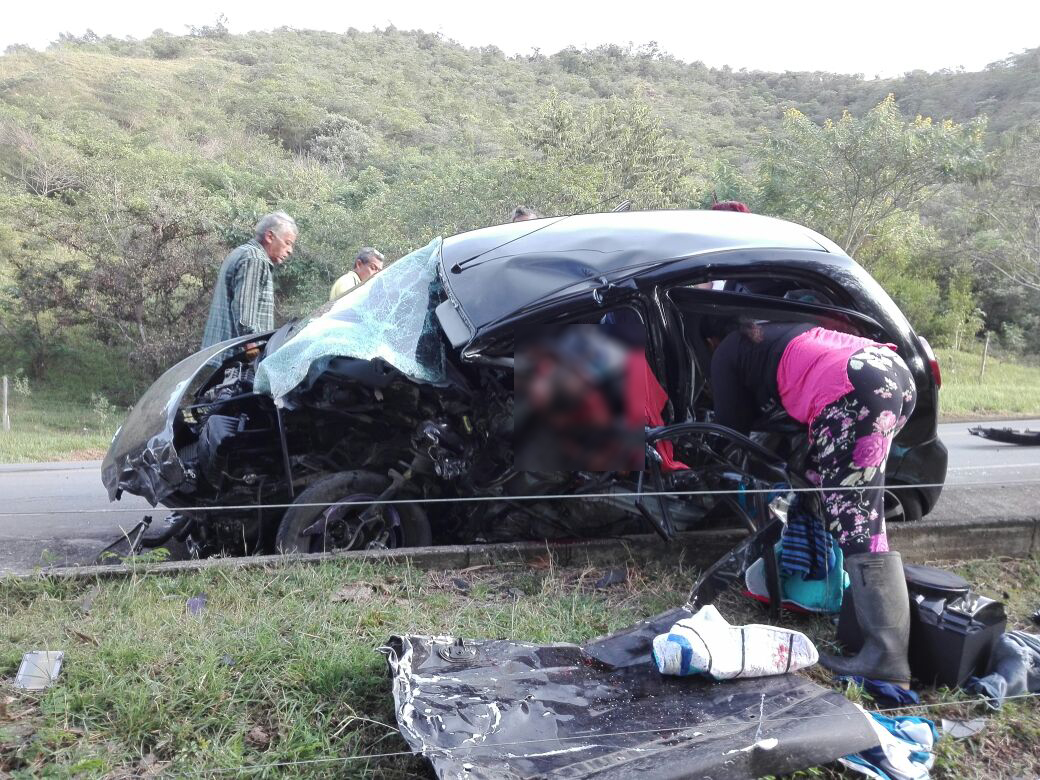 Dos personas mueren en aparatoso accidente de tránsito en el Valle